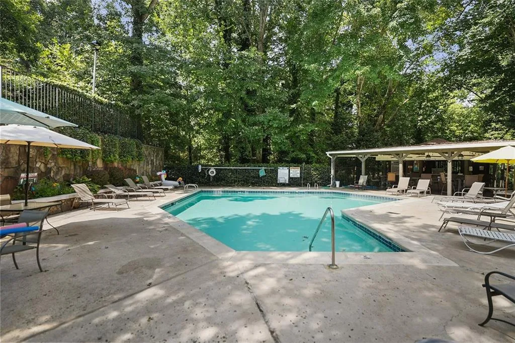 5141 Roswell Road Unit 2, Sandy Springs, Georgia 30342, 2 Bedrooms Bedrooms, ,1 BathroomBathrooms,Residential,Sold,5141 Roswell Road Unit 2,6936056