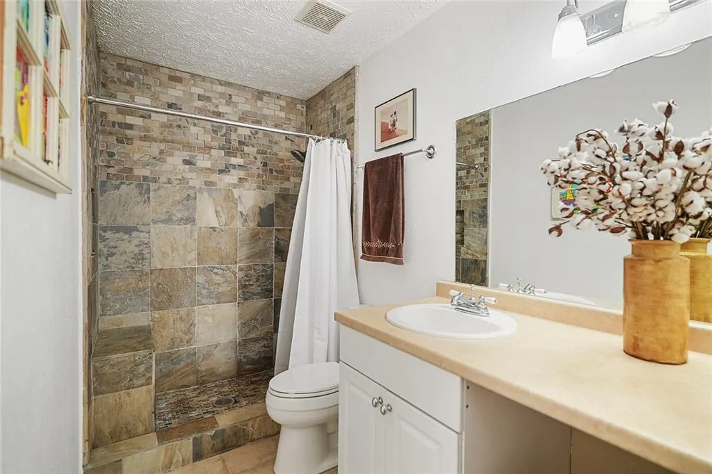 5141 Roswell Road Unit 2, Sandy Springs, Georgia 30342, 2 Bedrooms Bedrooms, ,1 BathroomBathrooms,Residential,Sold,5141 Roswell Road Unit 2,6936056