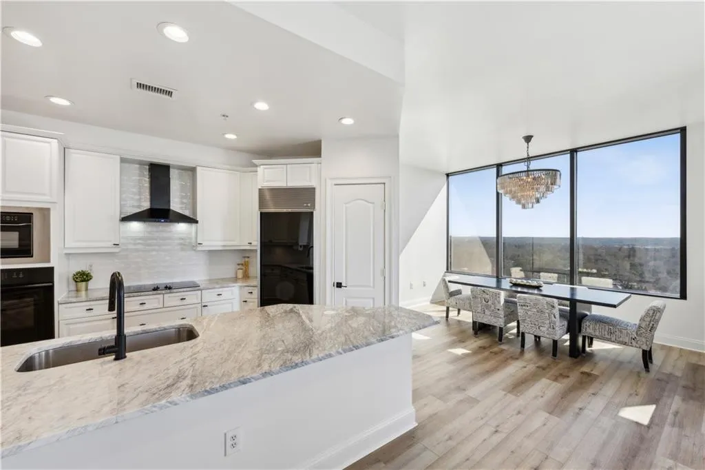 2828 Peachtree Road Nw Unit 1701, Atlanta, Georgia 30305, 2 Bedrooms Bedrooms, ,2 BathroomsBathrooms,Residential,Sold,2828 Peachtree Road Nw Unit 1701,7528604