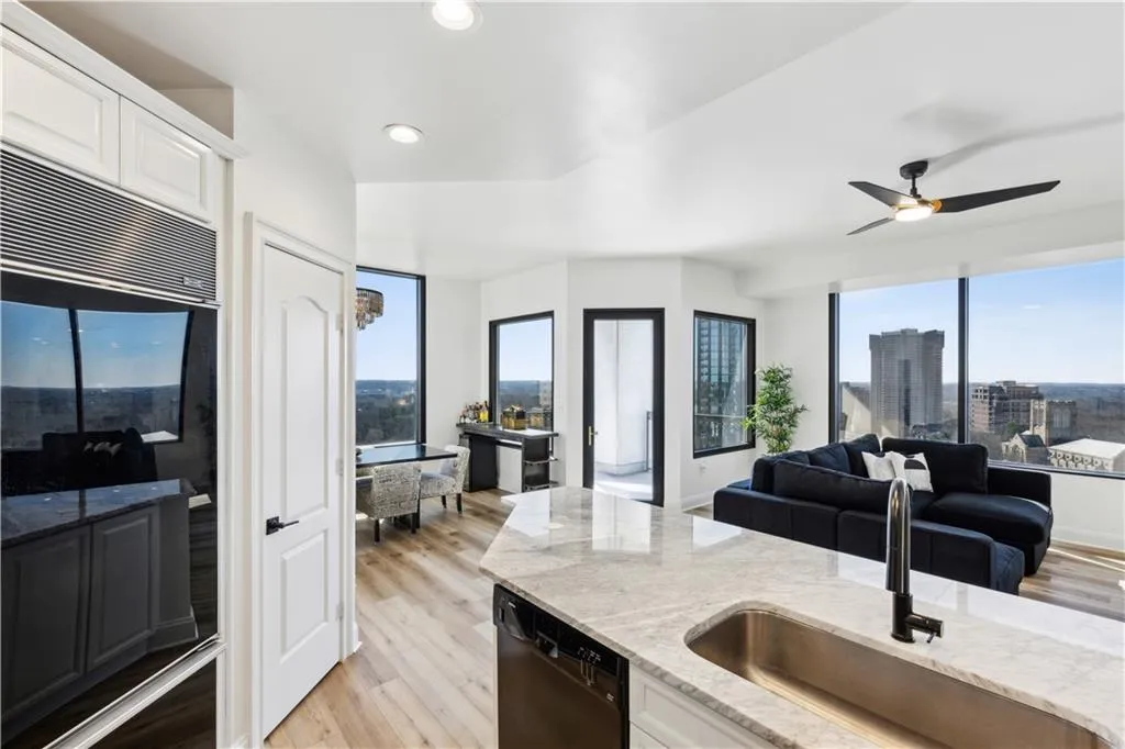 2828 Peachtree Road Nw Unit 1701, Atlanta, Georgia 30305, 2 Bedrooms Bedrooms, ,2 BathroomsBathrooms,Residential,Sold,2828 Peachtree Road Nw Unit 1701,7528604