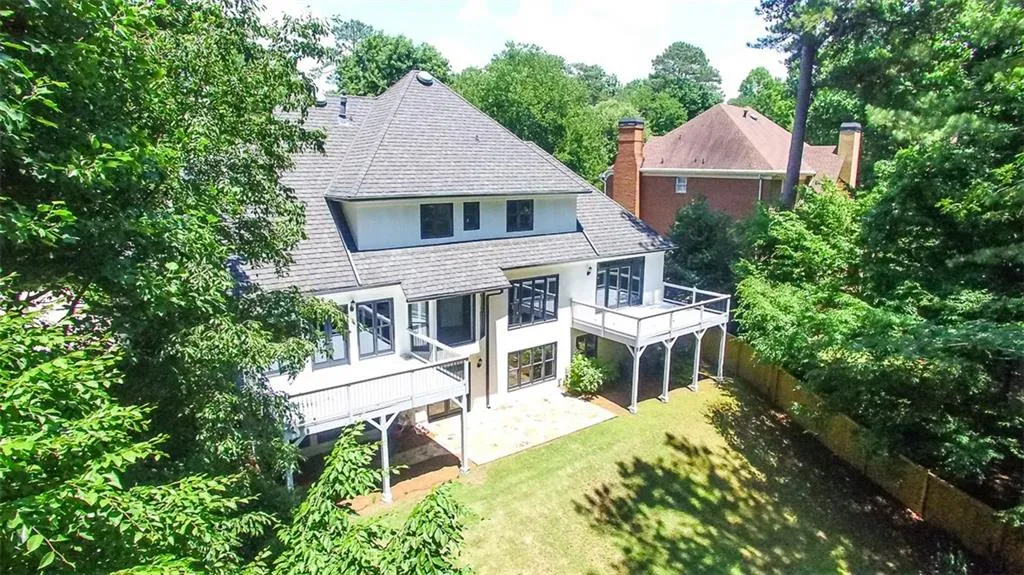 125 Grogans Lake Drive, Sandy Springs, Georgia 30350, 5 Bedrooms Bedrooms, ,4 BathroomsBathrooms,Residential,Sold,125 Grogans Lake Drive,6030558