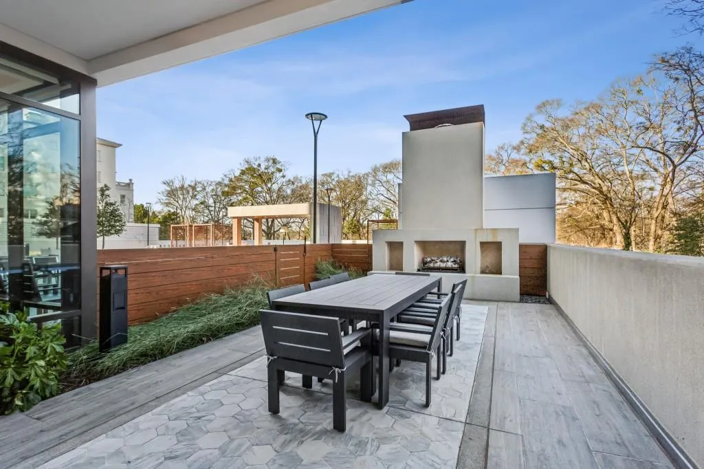Outdoor dining fireside.