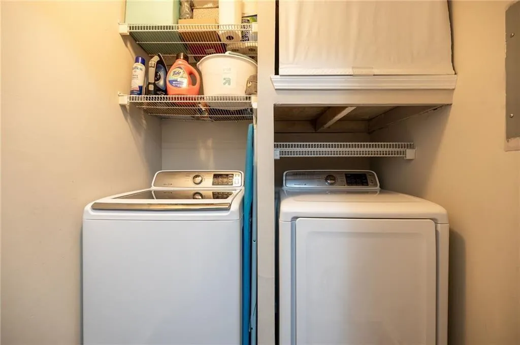 Washroom with independent washer and dryer