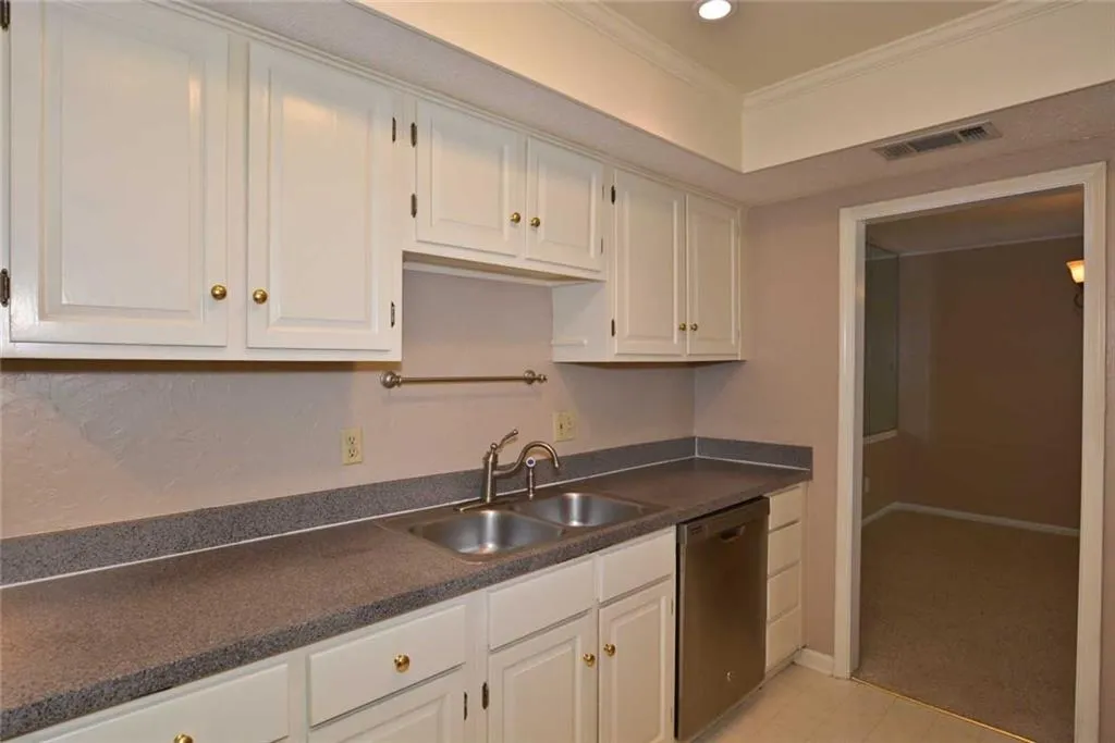 6851 Roswell Road Unit J7, Sandy Springs, Georgia 30328, 2 Bedrooms Bedrooms, ,2 BathroomsBathrooms,Residential,Sold,6851 Roswell Road Unit J7,6056478