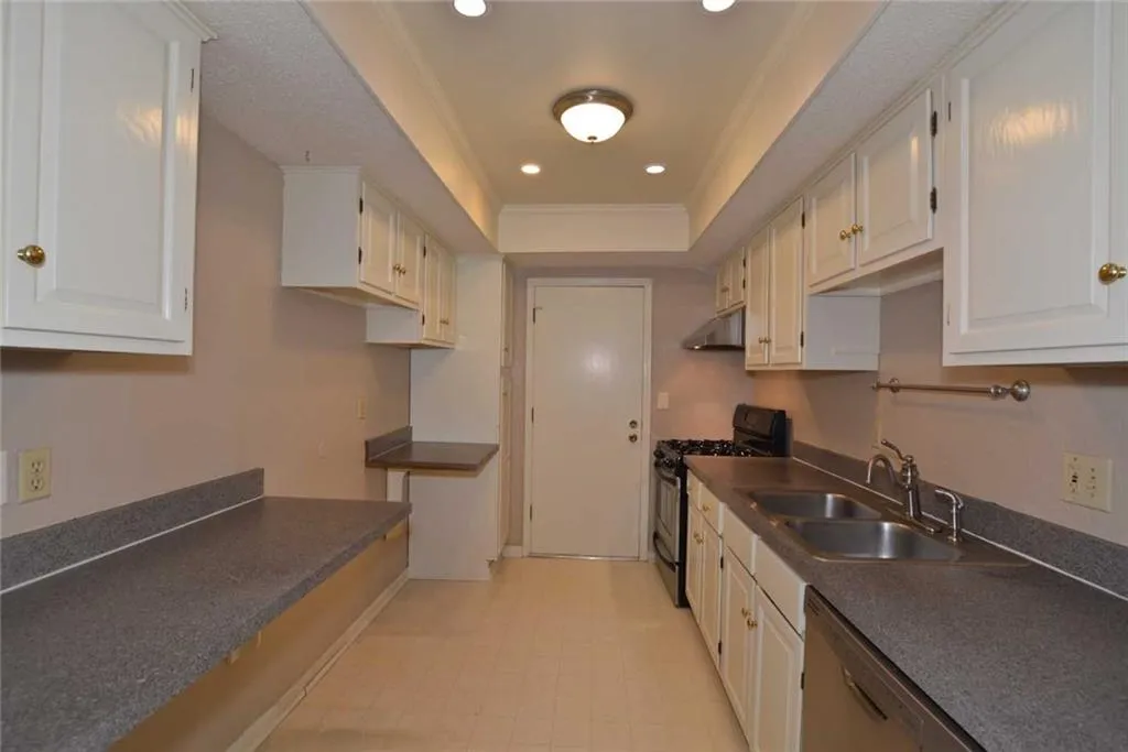 6851 Roswell Road Unit J7, Sandy Springs, Georgia 30328, 2 Bedrooms Bedrooms, ,2 BathroomsBathrooms,Residential,Sold,6851 Roswell Road Unit J7,6056478