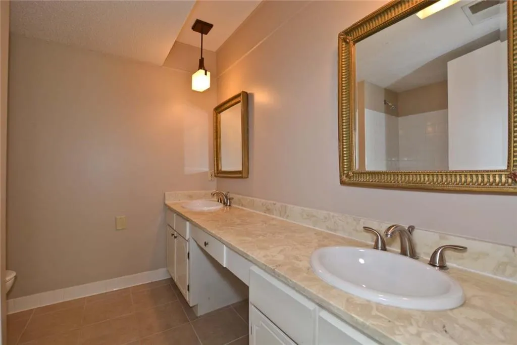 6851 Roswell Road Unit J7, Sandy Springs, Georgia 30328, 2 Bedrooms Bedrooms, ,2 BathroomsBathrooms,Residential,Sold,6851 Roswell Road Unit J7,6056478