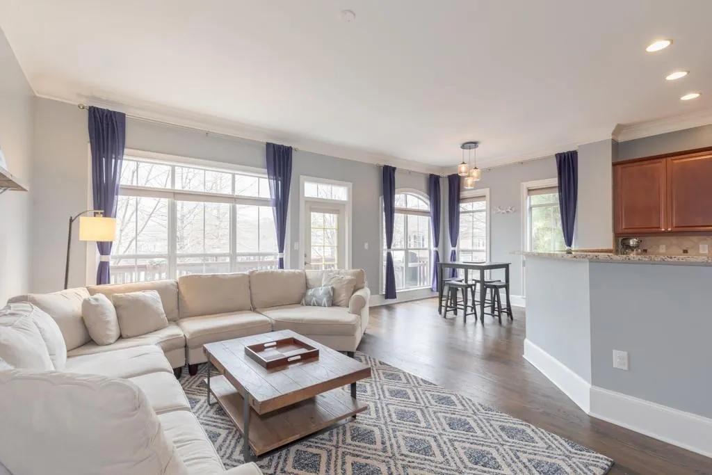 5438 Glenridge View Unit 5438, Atlanta, Georgia 30342, 3 Bedrooms Bedrooms, ,2 BathroomsBathrooms,Residential,Sold,5438 Glenridge View Unit 5438,6507565