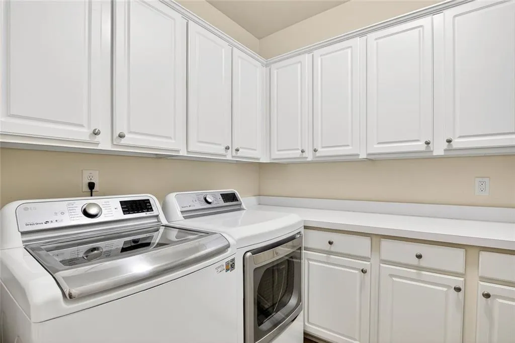 124 Austin Drive, Atlanta, Georgia 30328, 5 Bedrooms Bedrooms, ,4 BathroomsBathrooms,Residential,For Sale,124 Austin Drive,7756633