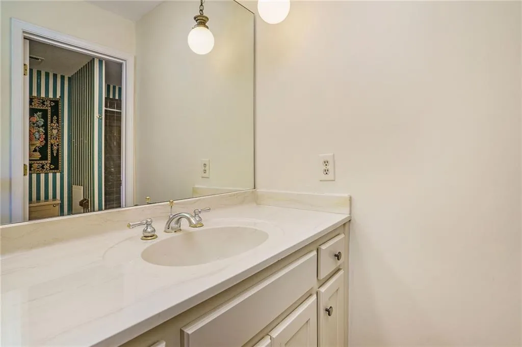 9885 Huntcliff Trace, Sandy Springs, Georgia 30350, 5 Bedrooms Bedrooms, ,3 BathroomsBathrooms,Residential,Sold,9885 Huntcliff Trace,7033451