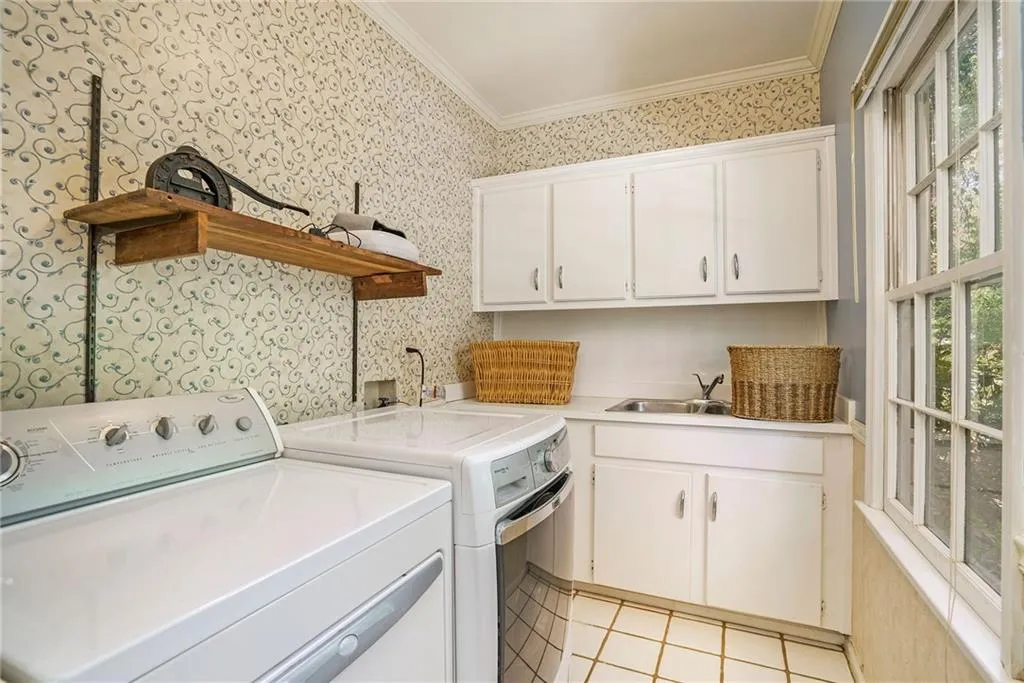 9885 Huntcliff Trace, Sandy Springs, Georgia 30350, 5 Bedrooms Bedrooms, ,3 BathroomsBathrooms,Residential,Sold,9885 Huntcliff Trace,7033451