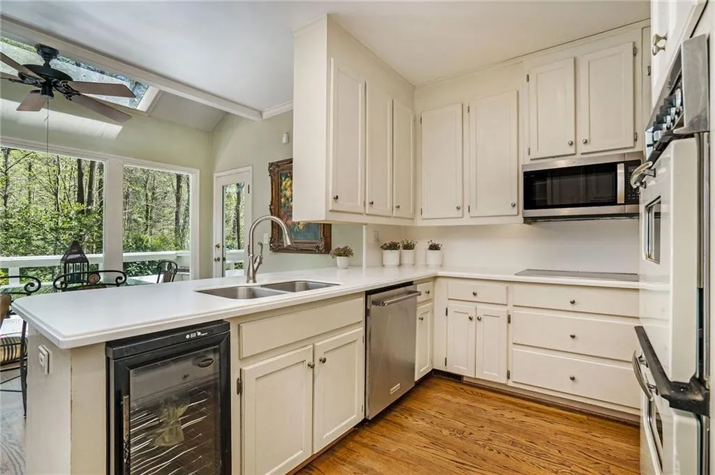 9885 Huntcliff Trace, Sandy Springs, Georgia 30350, 5 Bedrooms Bedrooms, ,3 BathroomsBathrooms,Residential,Sold,9885 Huntcliff Trace,7033451