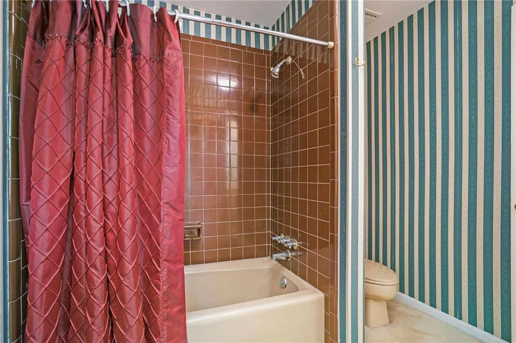 9885 Huntcliff Trace, Sandy Springs, Georgia 30350, 5 Bedrooms Bedrooms, ,3 BathroomsBathrooms,Residential,Sold,9885 Huntcliff Trace,7033451