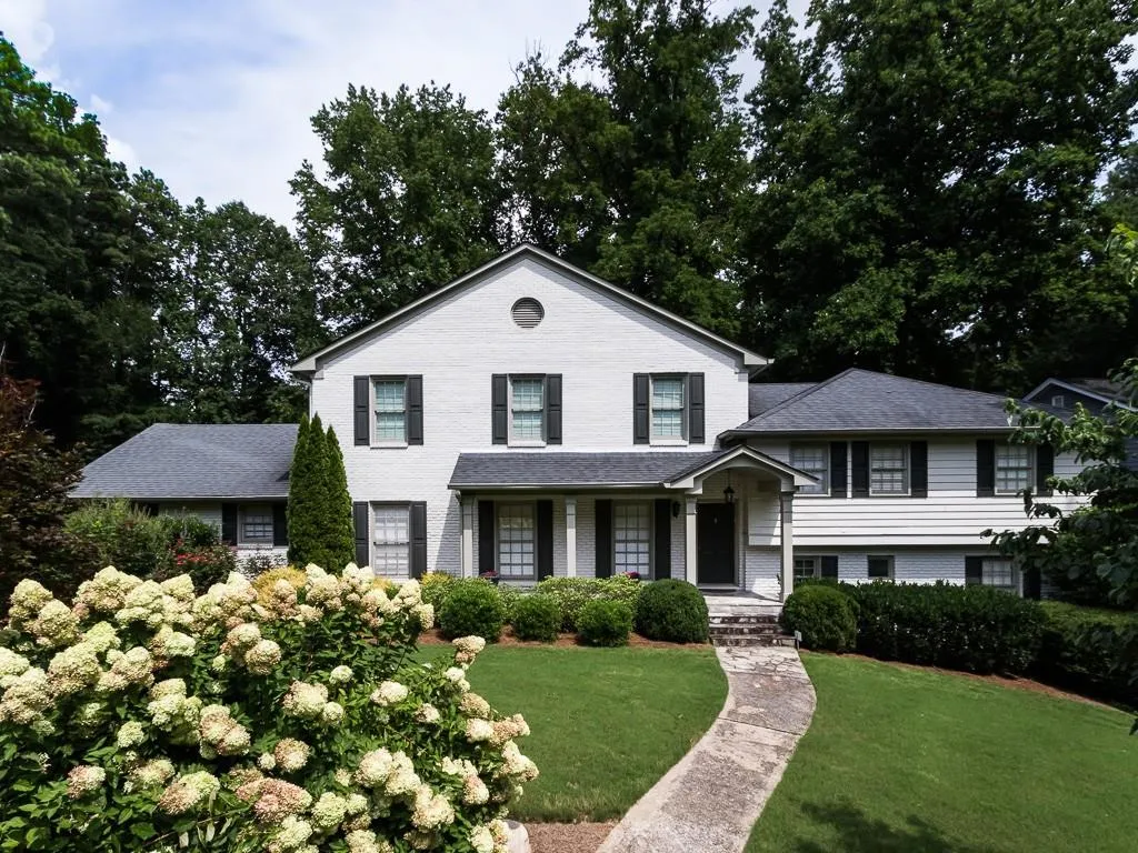 825 Edgewater Trail, Sandy Springs, Georgia 30328, 5 Bedrooms Bedrooms, ,4 BathroomsBathrooms,Residential,Sold,825 Edgewater Trail,5903475