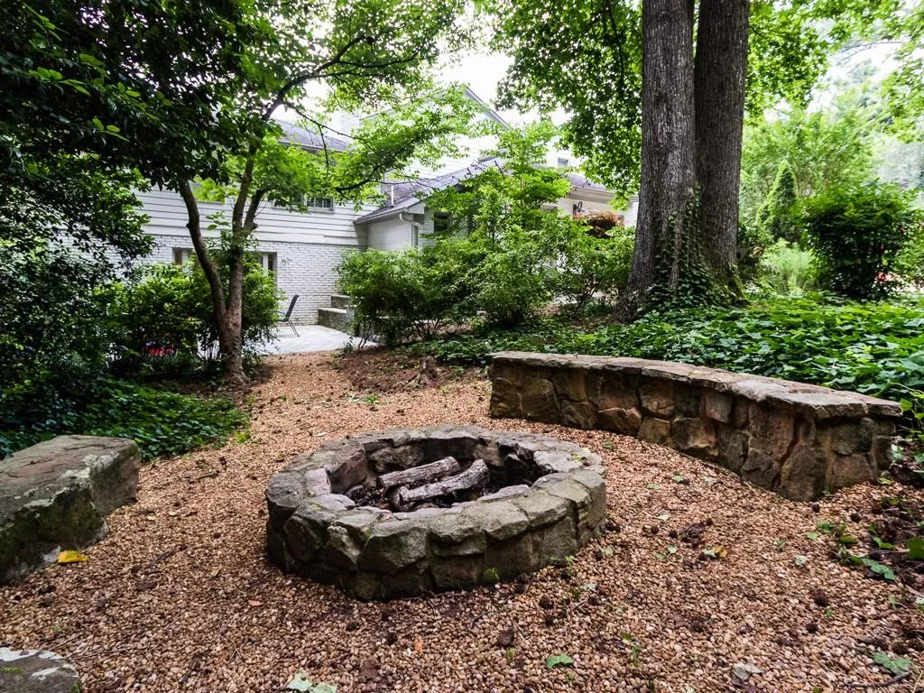 825 Edgewater Trail, Sandy Springs, Georgia 30328, 5 Bedrooms Bedrooms, ,4 BathroomsBathrooms,Residential,Sold,825 Edgewater Trail,5903475