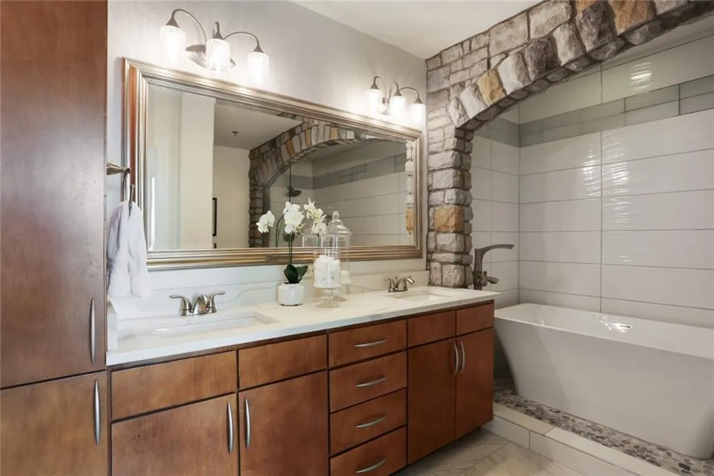 3445 Stratford Road Ne Unit 1801, Atlanta, Georgia 30326, 2 Bedrooms Bedrooms, ,2 BathroomsBathrooms,Residential,Sold,3445 Stratford Road Ne Unit 1801,6833152