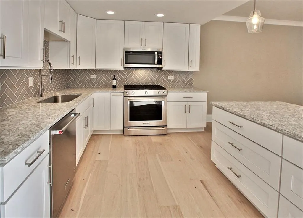 2632 Peachtree Road Nw Unit B203, Atlanta, Georgia 30305, 3 Bedrooms Bedrooms, ,2 BathroomsBathrooms,Residential,Sold,2632 Peachtree Road Nw Unit B203,5948002