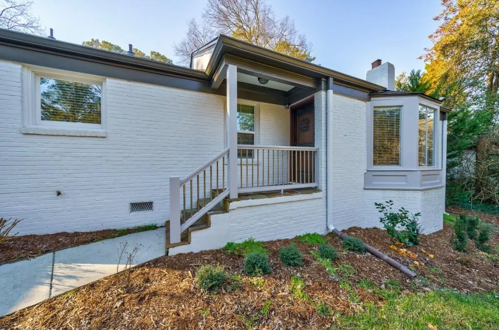 995 Lindbergh Drive, Atlanta, Georgia 30324, 3 Bedrooms Bedrooms, ,2 BathroomsBathrooms,Residential,For Sale,995 Lindbergh Drive,7643174