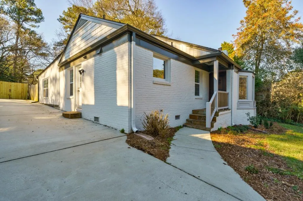 995 Lindbergh Drive, Atlanta, Georgia 30324, 3 Bedrooms Bedrooms, ,2 BathroomsBathrooms,Residential,For Sale,995 Lindbergh Drive,7643174