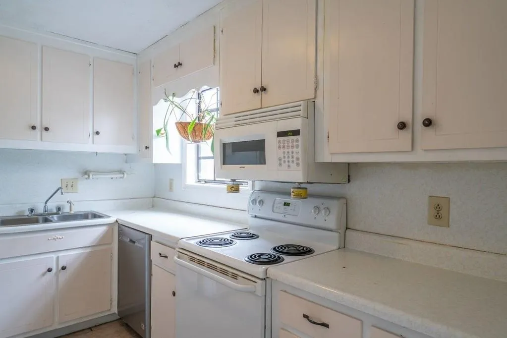 300 Winding River Drive Unit D, Sandy Springs, Georgia 30350, 2 Bedrooms Bedrooms, ,2 BathroomsBathrooms,Residential,Sold,300 Winding River Drive Unit D,6671255