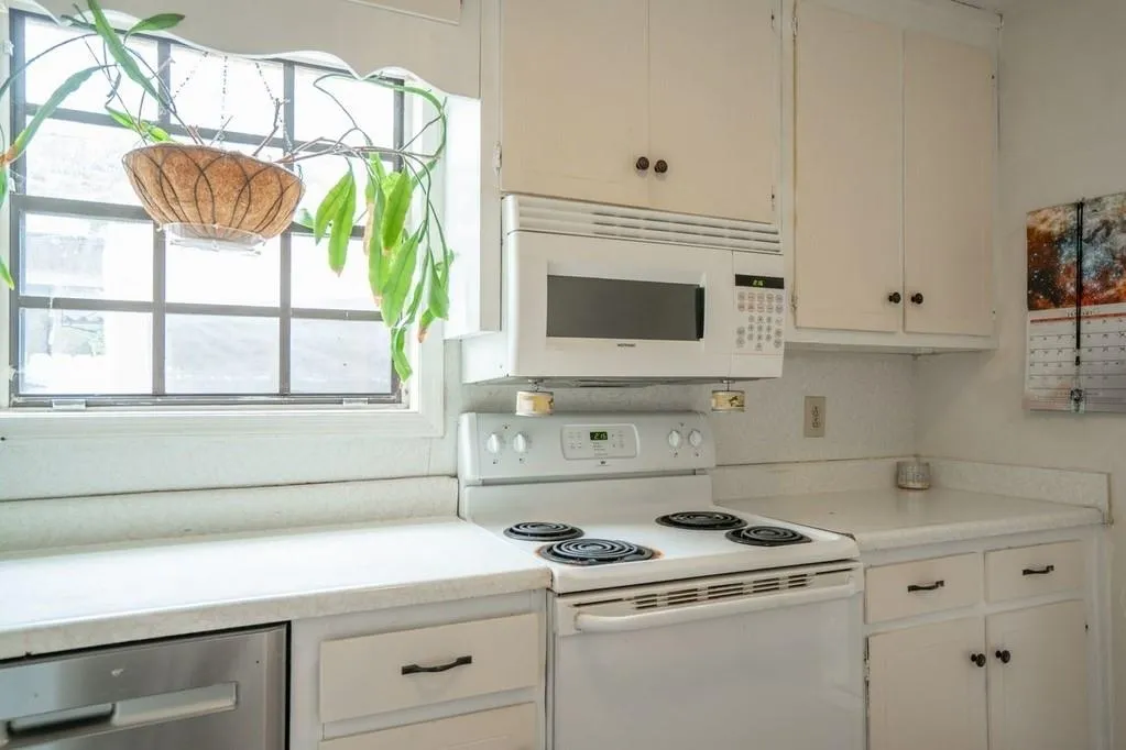 300 Winding River Drive Unit D, Sandy Springs, Georgia 30350, 2 Bedrooms Bedrooms, ,2 BathroomsBathrooms,Residential,Sold,300 Winding River Drive Unit D,6671255