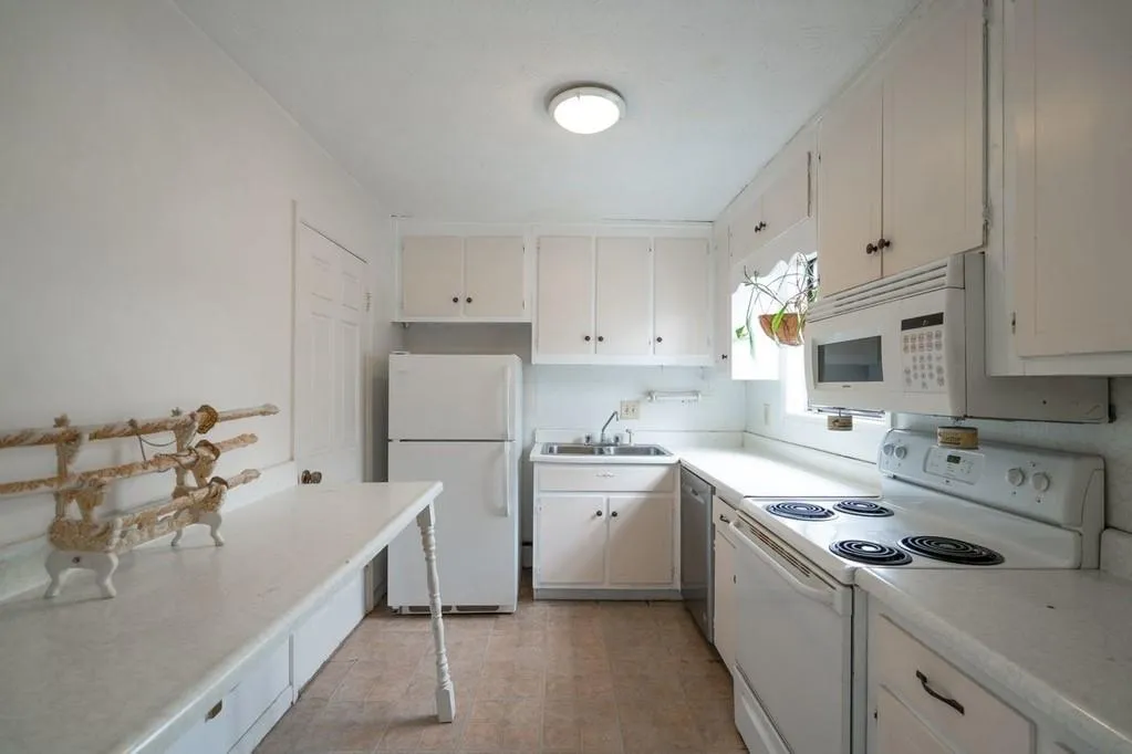 300 Winding River Drive Unit D, Sandy Springs, Georgia 30350, 2 Bedrooms Bedrooms, ,2 BathroomsBathrooms,Residential,Sold,300 Winding River Drive Unit D,6671255