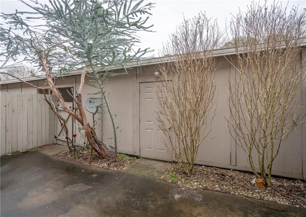 300 Winding River Drive Unit D, Sandy Springs, Georgia 30350, 2 Bedrooms Bedrooms, ,2 BathroomsBathrooms,Residential,Sold,300 Winding River Drive Unit D,6671255