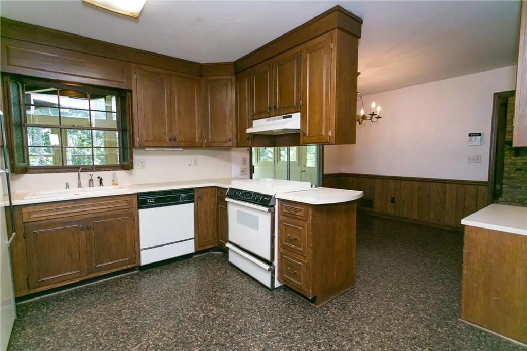 5607 Windy Ridge Drive, Sandy Springs, Georgia 30342, 4 Bedrooms Bedrooms, ,3 BathroomsBathrooms,Residential,Sold,5607 Windy Ridge Drive,6032170