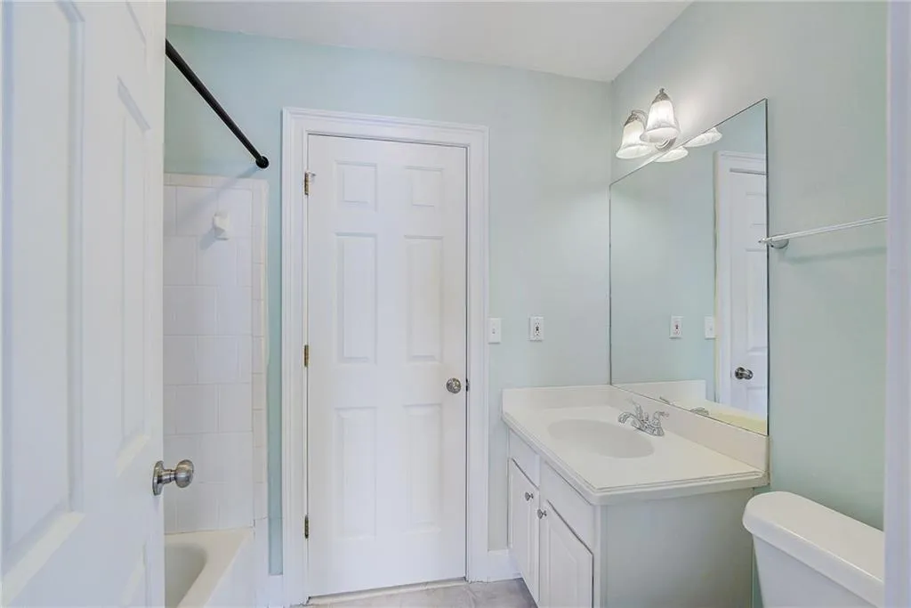 Jack and Jill Full Bath