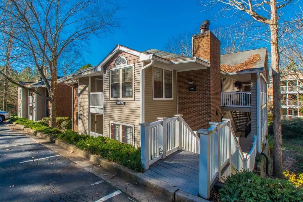206 Barrington Hills Drive Unit 206, Sandy Springs, Georgia 30350, 3 Bedrooms Bedrooms, ,2 BathroomsBathrooms,Residential,Sold,206 Barrington Hills Drive Unit 206,5628445
