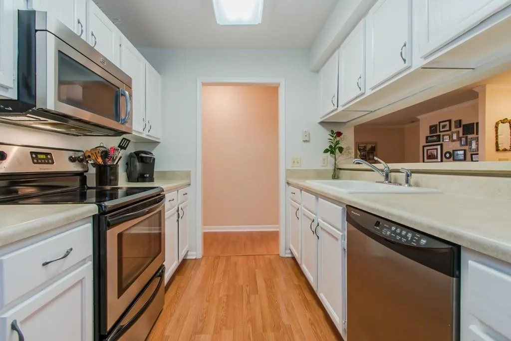 206 Barrington Hills Drive Unit 206, Sandy Springs, Georgia 30350, 3 Bedrooms Bedrooms, ,2 BathroomsBathrooms,Residential,Sold,206 Barrington Hills Drive Unit 206,5628445