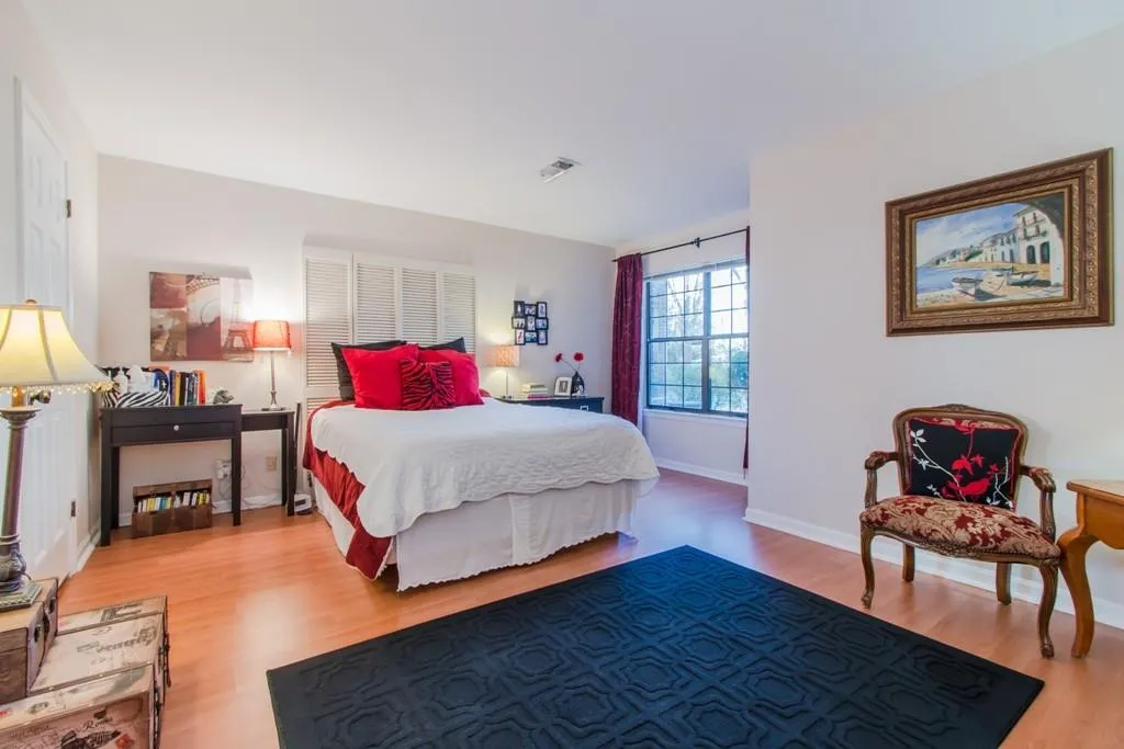 206 Barrington Hills Drive Unit 206, Sandy Springs, Georgia 30350, 3 Bedrooms Bedrooms, ,2 BathroomsBathrooms,Residential,Sold,206 Barrington Hills Drive Unit 206,5628445