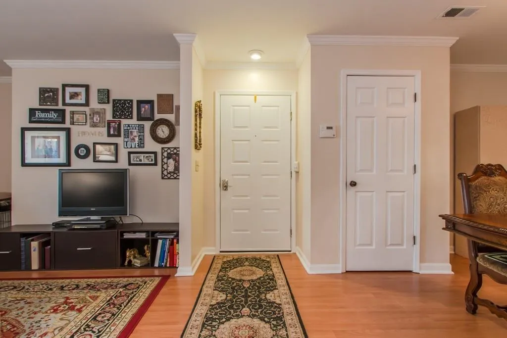 206 Barrington Hills Drive Unit 206, Sandy Springs, Georgia 30350, 3 Bedrooms Bedrooms, ,2 BathroomsBathrooms,Residential,Sold,206 Barrington Hills Drive Unit 206,5628445