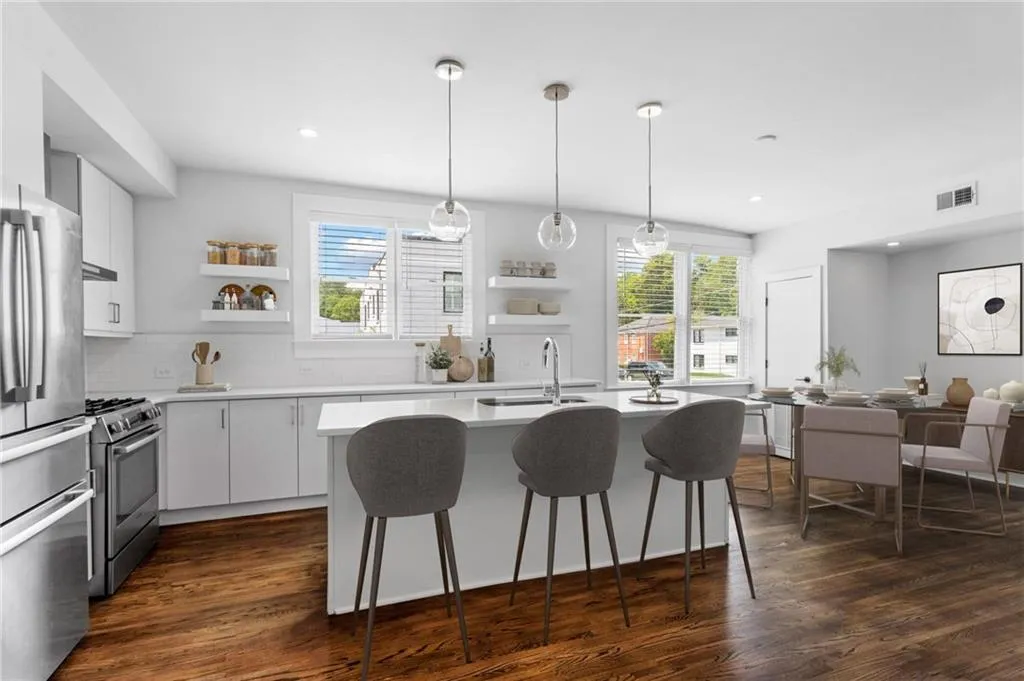 Large kitchen island - perfect for hosting.