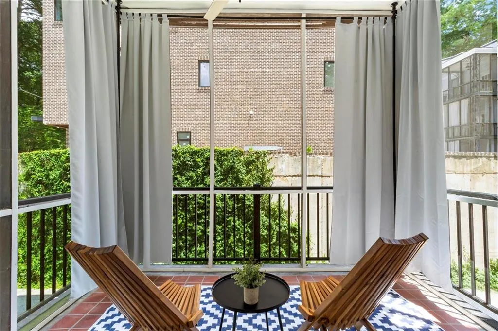 Charming screened in porch.
