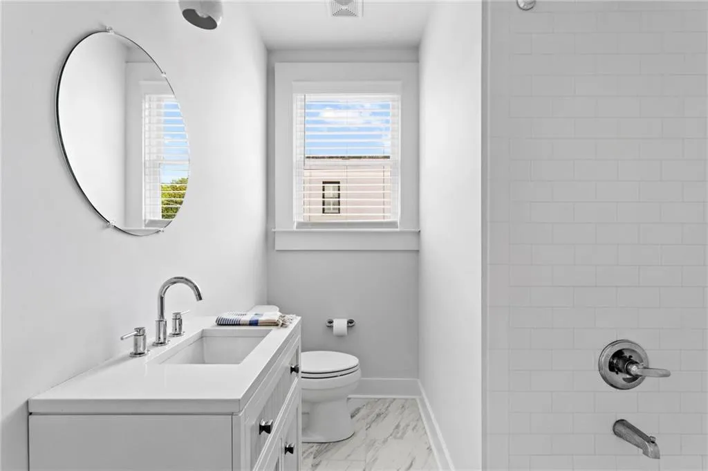 Wonderfully maintained secondary or guest bathroom.