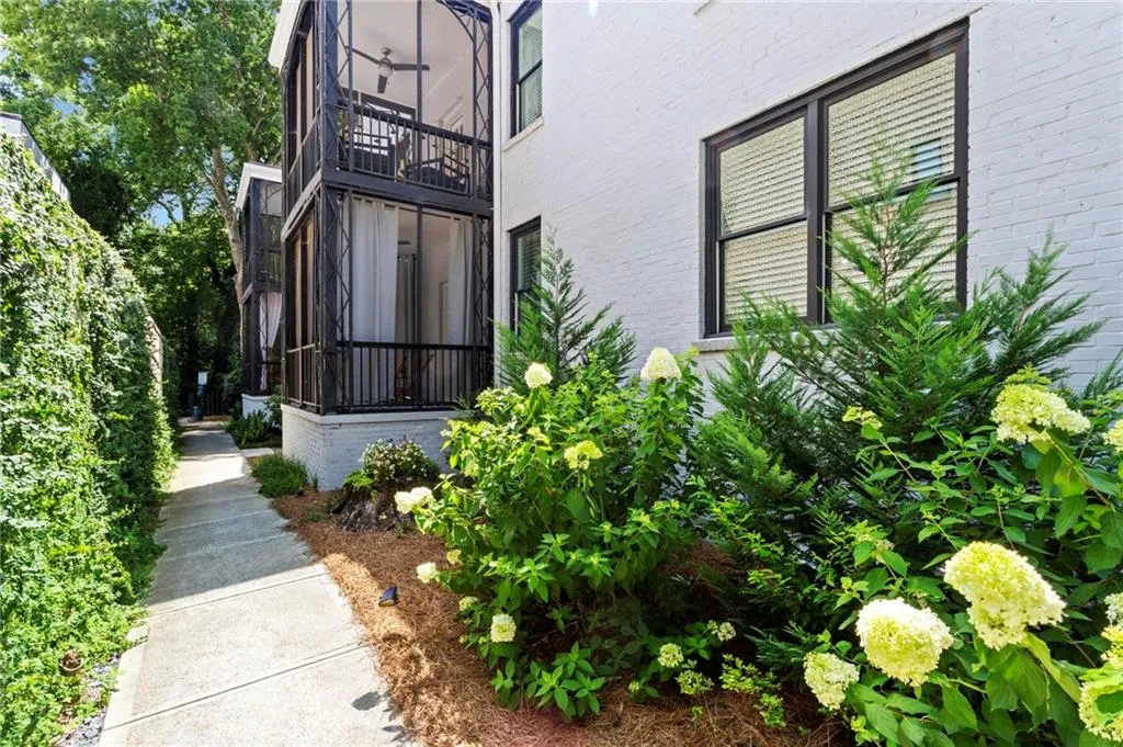 78 Peachtree Memorial Drive Nw Unit 2, Atlanta, Georgia 30309, 2 Bedrooms Bedrooms, ,2 BathroomsBathrooms,Residential,For Sale,78 Peachtree Memorial Drive Nw Unit 2,7616511