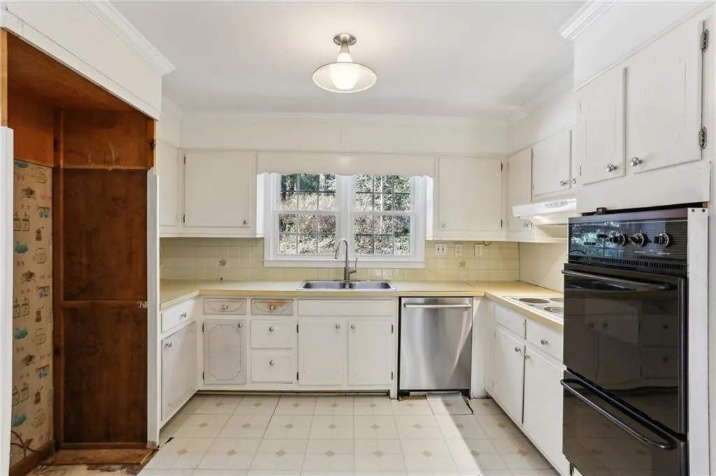 540 Bridgewater Drive, Atlanta, Georgia 30328, 4 Bedrooms Bedrooms, ,3 BathroomsBathrooms,Residential,Sold,540 Bridgewater Drive,7512755