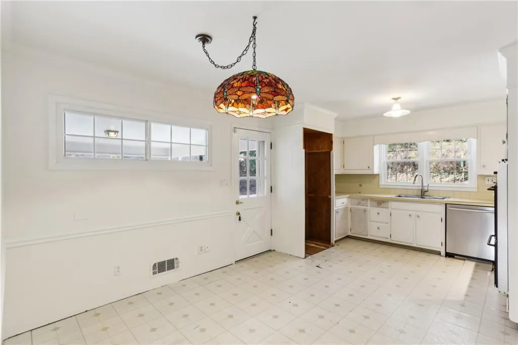 540 Bridgewater Drive, Atlanta, Georgia 30328, 4 Bedrooms Bedrooms, ,3 BathroomsBathrooms,Residential,Sold,540 Bridgewater Drive,7512755