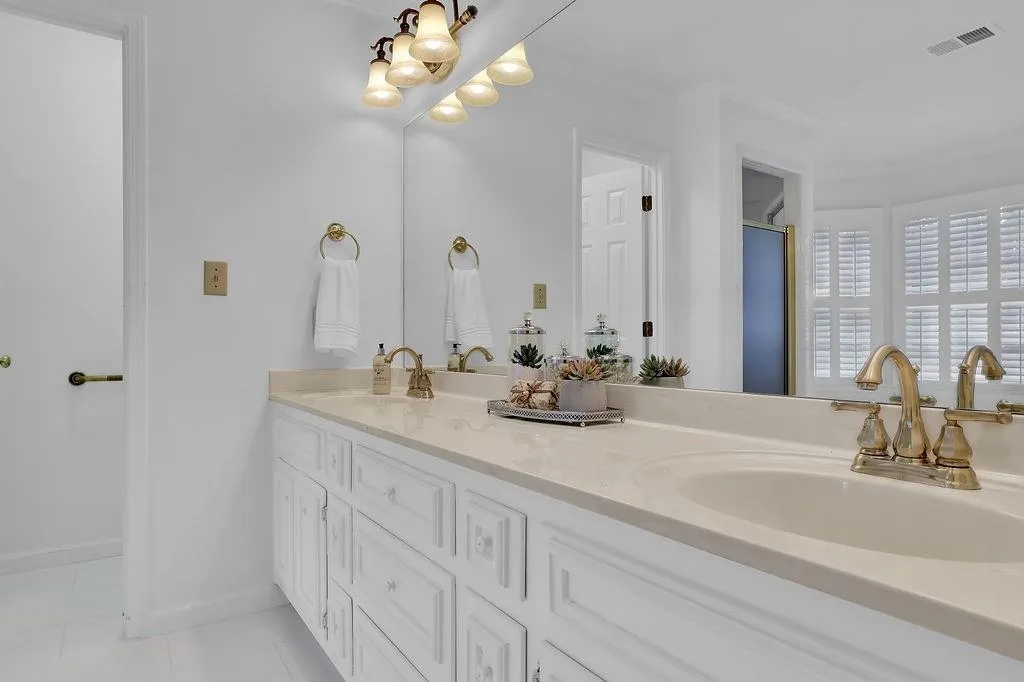 2180 Dunwoody Heritage Drive, Sandy Springs, Georgia 30350, 5 Bedrooms Bedrooms, ,3 BathroomsBathrooms,Residential,Sold,2180 Dunwoody Heritage Drive,7131026