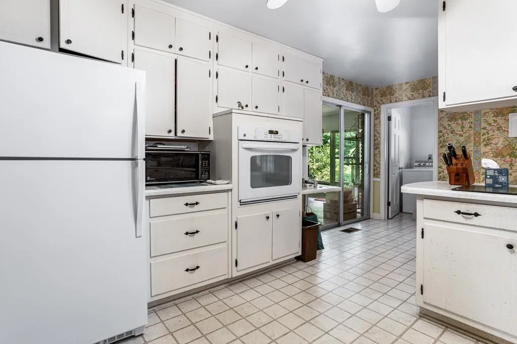 155 Forrest Lake Drive, Sandy Springs, Georgia 30327, 3 Bedrooms Bedrooms, ,2 BathroomsBathrooms,Residential,Sold,155 Forrest Lake Drive,7268317
