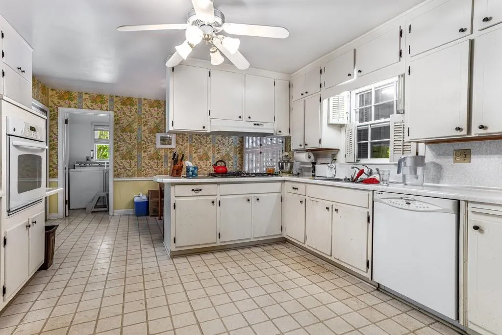 155 Forrest Lake Drive, Sandy Springs, Georgia 30327, 3 Bedrooms Bedrooms, ,2 BathroomsBathrooms,Residential,Sold,155 Forrest Lake Drive,7268317