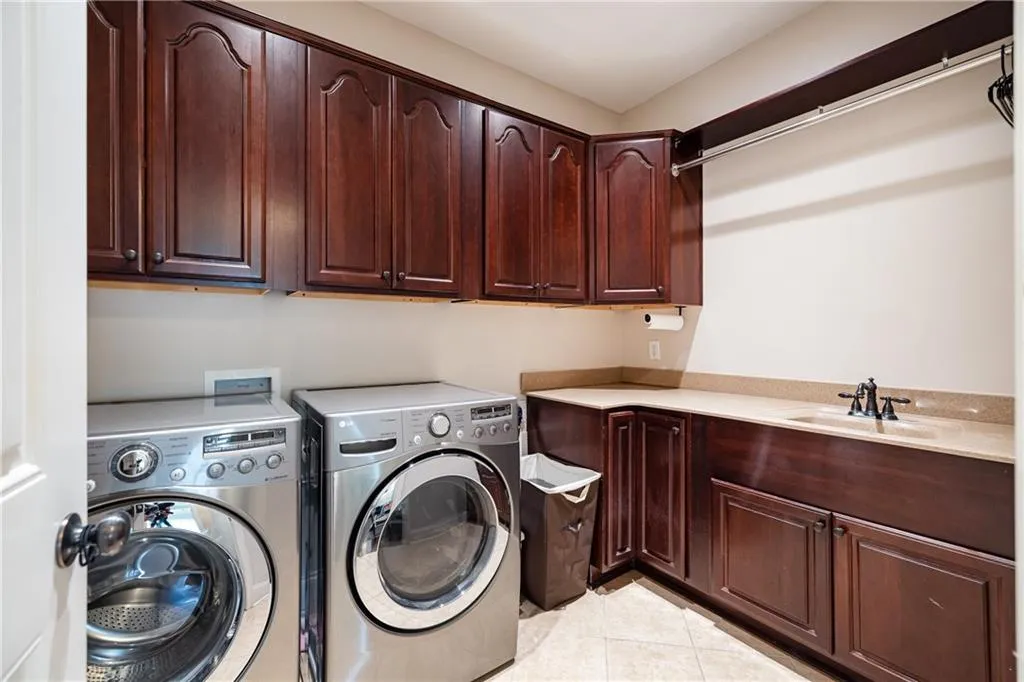 317 Windsor Parkway, Atlanta, Georgia 30342, 5 Bedrooms Bedrooms, ,5 BathroomsBathrooms,Residential,For Sale,317 Windsor Parkway,7742660