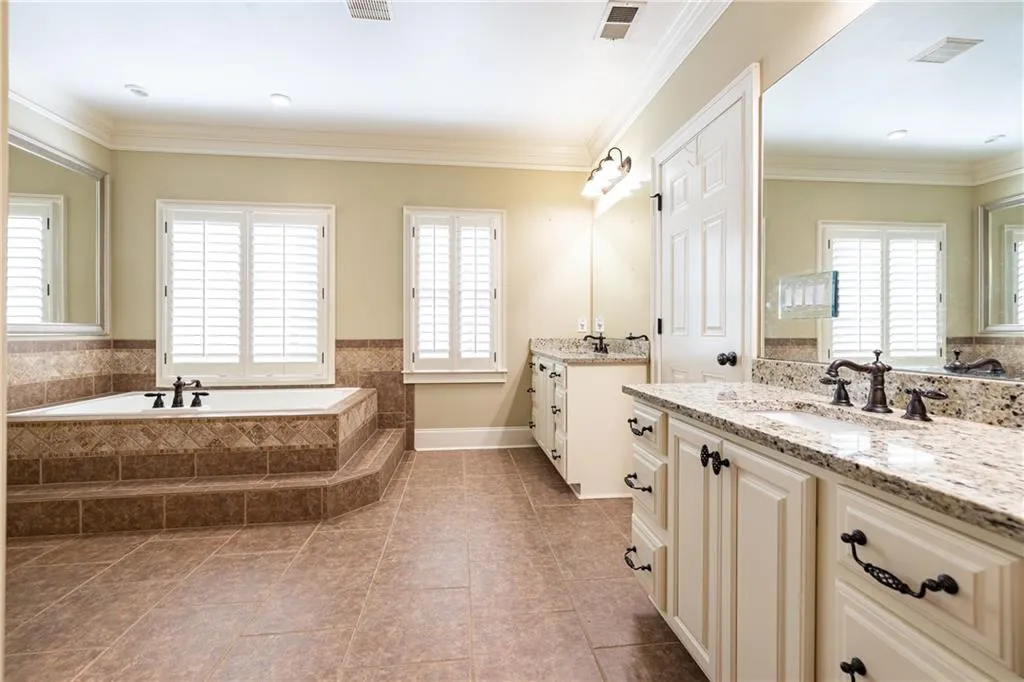 317 Windsor Parkway, Atlanta, Georgia 30342, 5 Bedrooms Bedrooms, ,5 BathroomsBathrooms,Residential,For Sale,317 Windsor Parkway,7742660