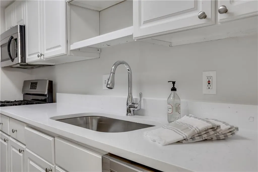 6851 Roswell Road Unit C6, Sandy Springs, Georgia 30328, 3 Bedrooms Bedrooms, ,2 BathroomsBathrooms,Residential,Sold,6851 Roswell Road Unit C6,7419741
