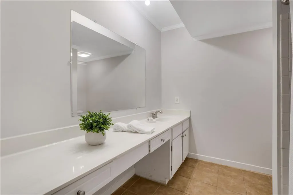 6851 Roswell Road Unit C6, Sandy Springs, Georgia 30328, 3 Bedrooms Bedrooms, ,2 BathroomsBathrooms,Residential,Sold,6851 Roswell Road Unit C6,7419741