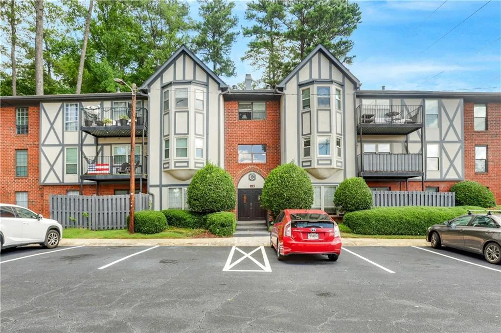 6851 Roswell Road Unit C6, Sandy Springs, Georgia 30328, 3 Bedrooms Bedrooms, ,2 BathroomsBathrooms,Residential,Sold,6851 Roswell Road Unit C6,7419741
