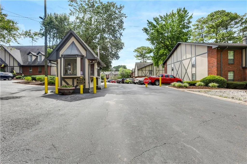 6851 Roswell Road Unit C6, Sandy Springs, Georgia 30328, 3 Bedrooms Bedrooms, ,2 BathroomsBathrooms,Residential,Sold,6851 Roswell Road Unit C6,7419741