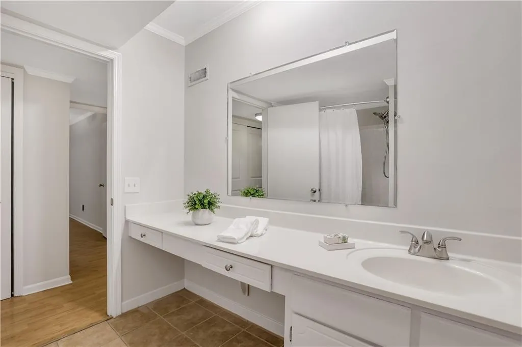 6851 Roswell Road Unit C6, Sandy Springs, Georgia 30328, 3 Bedrooms Bedrooms, ,2 BathroomsBathrooms,Residential,Sold,6851 Roswell Road Unit C6,7419741