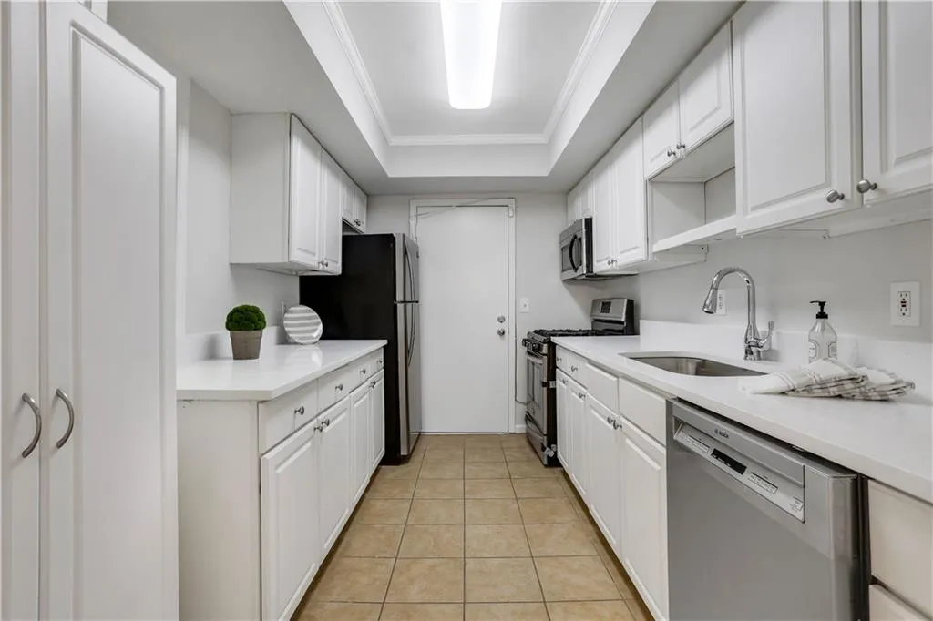 6851 Roswell Road Unit C6, Sandy Springs, Georgia 30328, 3 Bedrooms Bedrooms, ,2 BathroomsBathrooms,Residential,Sold,6851 Roswell Road Unit C6,7419741