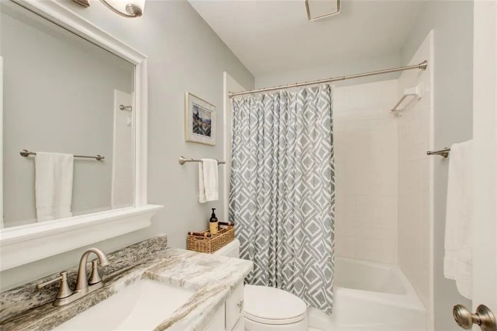 Full Bath in Hallway